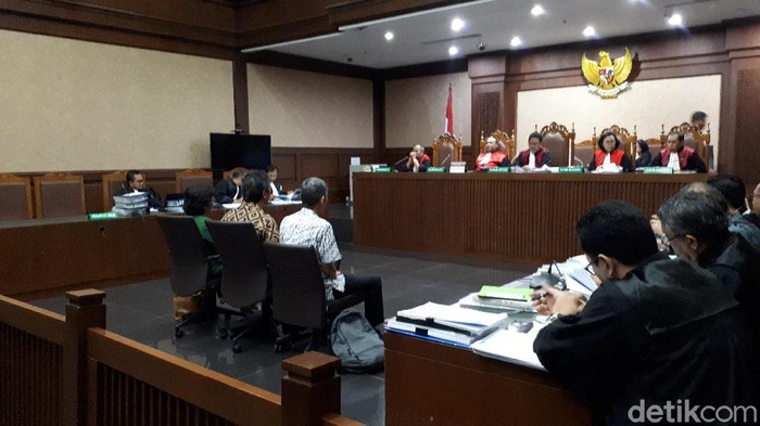 Kesaksian eks pejabat Garuda Indonesia dalam persidangan dengan terdakwa Emirsyah Satar.