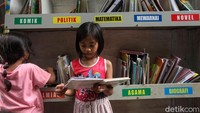 Menariknya, taman baca itu tak hanya memiliki beragam buku bacaan anak-anak, ada pula buku-buku lain dari berbagai genre mulai dari politik, agama, novel, hingga biografi yang juga dapat dibaca oleh orang dewasa. Menariknya lagi, pasokan koran  juga tersedia sejak pagi hari, koran gratis tersebut disediakan untuk dibaca warga.