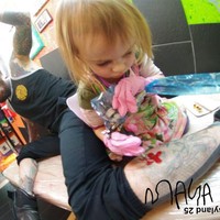 Kemampuan Maya Lu dalam mentato pun membuat terkejut orang dewasa. Ia tampak senang dan percaya diri dalam melakukannya.Foto: Instagram @maya_lu_psyland_25