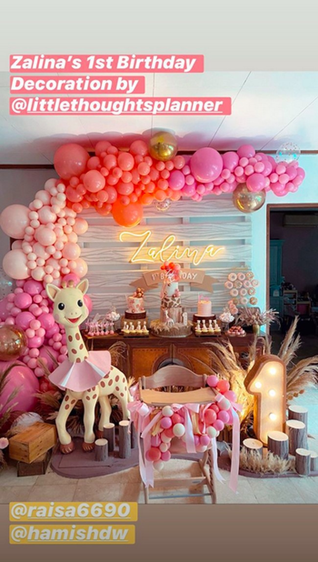 Ola Harika, pemilik dari party planner Little Thoughts Planner tampak memperlihatkan hasil karyanya untuk ulang tahun Zalina. Dari unggahan Ola, tampak ada kursi kecil yang dihiasi balon-balon kecil berwarna pink untuk Zalina yang baru berulang tahun pertama. Foto: Instagram @littlethoughtsplanner, Instagram @olaharika