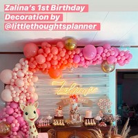 Ola Harika, pemilik dari party planner Little Thoughts Planner tampak memperlihatkan hasil karyanya untuk ulang tahun Zalina. Dari unggahan Ola, tampak ada kursi kecil yang dihiasi balon-balon kecil berwarna pink untuk Zalina yang baru berulang tahun pertama. Foto: Instagram @littlethoughtsplanner, Instagram @olaharika