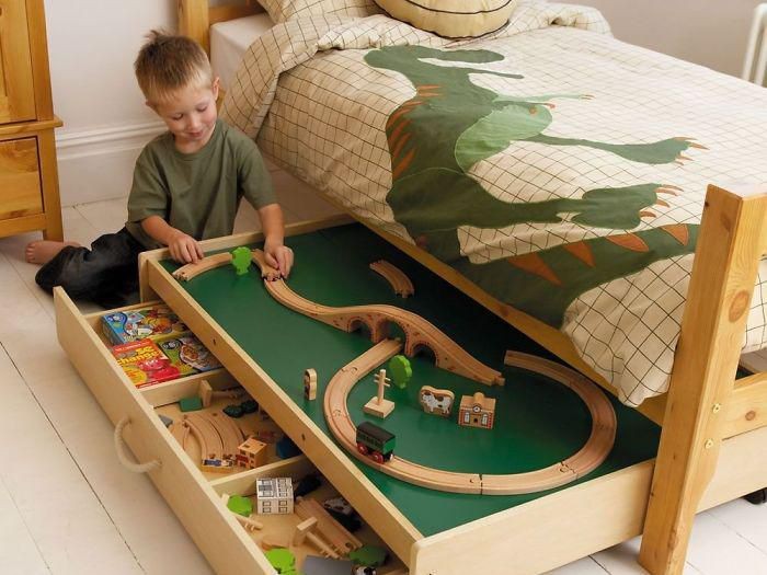 Ruangan kecil identik dengan sempit dan tak leluasa. Namun tak perlu khawatir, yuk lihat cara-cara unik nan menarik menyiasati ruangan kecil berikut ini.