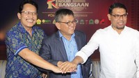 Direktur Eksekutif Yayasan Sukma Ahmad Baedowi, Penggagas Kenduri Kebangsaan Teuku Taufiqulhadi dan Ketua Forum Bersama (Forbes) Anggota DPR dan DPD RI asal Aceh M. Nasir Djamil menyatukan tangan saat menggelar konferensi pers acara persiapan Kenduri Kebangsaan di Jakarta, Kamis (13/2/2020).