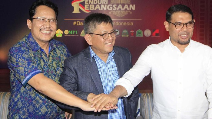 Kenduri Kebangsaan Siap Digelar PERSIAPAN KENDURI KEBANGSAAN
dari kiri Direktur Eksekutif Yayasan Sukma Ahmad Baedowi, Penggagas Kenduri Kebangsaan Teuku Taufiqulhadi dan Ketua Forum Bersama (Forbes) Anggota DPR dan DPD RI asal Aceh M. Nasir Djamil menyatukan tangan saat menggelar konferensi pers acara Persiapan Kenduri Kebangsaan di Jakarta, Kamis (13/2). Kenduri Kebangsaan yang akan dilaksanakan di Sekolah Sukma Bangsa, Bireun, Aceh pada tanggal 22 Februari 2020 mendatang, bertujuan membengun kembali semangat keacehan, keislaman dan keindonesian guna mempersatukan seluruh elemen masyarakat Aceh demi NKRI. FOTO : DWI PAMBUDO/RAKYAT MERDEKA
