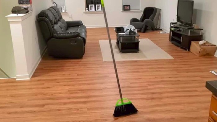 Pada 10 Februari silam, sempat viral #BroomChallenge yang membuat orang berlomba-lomba membuat sapu mereka berdiri seimbang. Katanya, pada tanggal tersebut terdapat gravitasi yang tidak seperti biasanya maka dari itu sapu bisa berdiri tegak.