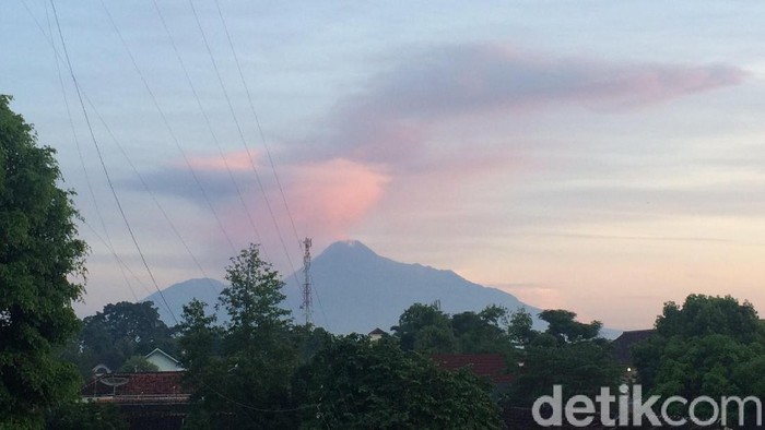Pemandangan Gunung Merapi pasca-erupsi dari Sleman, Kamis (13/2/2020).