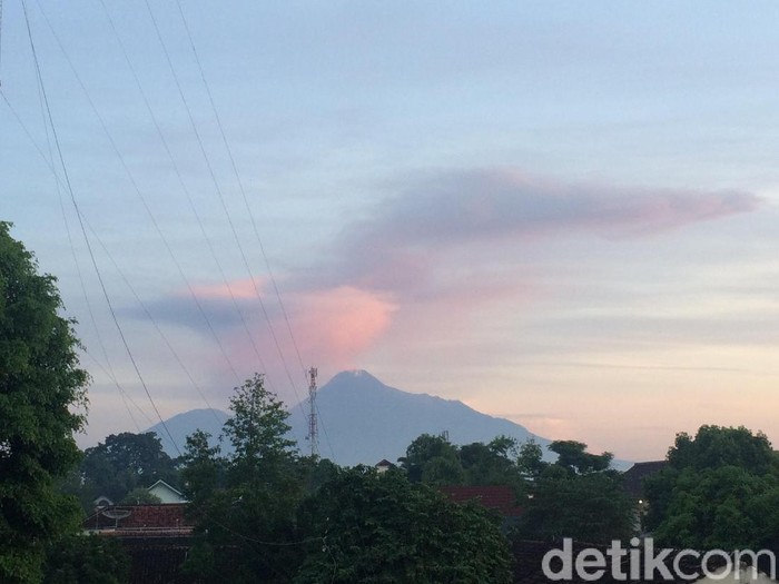 Pemandangan Gunung Merapi pasca-erupsi dari Sleman, Kamis (13/2/2020).