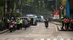 Priiitt... Polisi Tilang Pemotor Nakal di Kalibata