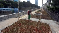 Tepat di samping Stasiun Sudirman KA Bandara BNI City, tamannya dibangun dengan lebar 8 meter dari sungai.