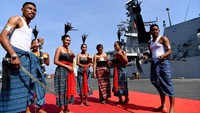 Sejumlah penari Timor Leste bersiap menyambut KRI Usman Harun-359 setibanya di Pelabuhan Dili, Timor Leste.