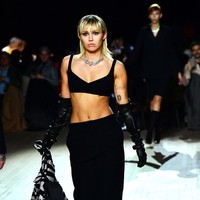 Miley Cyrus sering kali memperlihatkan payudaranya di red carpet. Saat berbusana seksi ataupun bergaya santai, ia pun memilih tak pakai bra.  Foto: Slaven Vlasic/Getty Images for Marc Jacobs