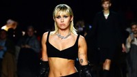Miley menjadi penutup acara tersebut sekaligus kejutan bagi para tamu yang hadir. Slaven Vlasic/Getty Images for Marc Jacobs