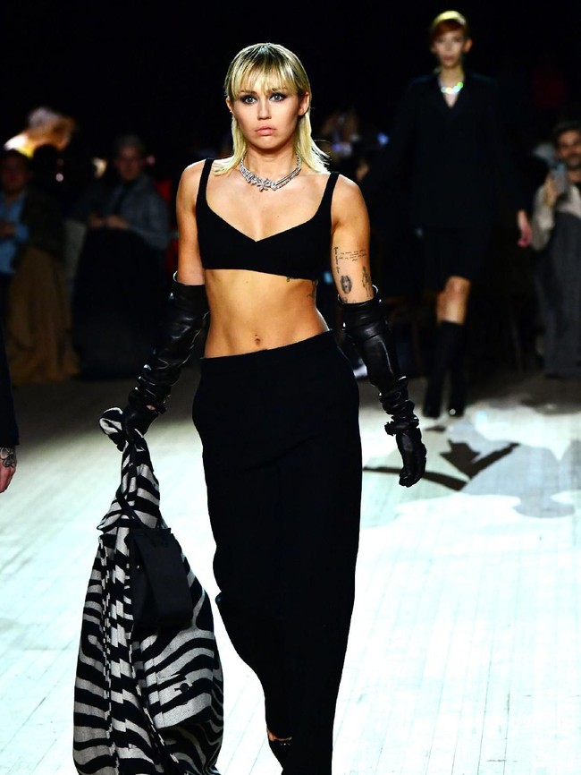 Miley Cyrus sering kali memperlihatkan payudaranya di red carpet. Saat berbusana seksi ataupun bergaya santai, ia pun memilih tak pakai bra.  Foto: Slaven Vlasic/Getty Images for Marc Jacobs