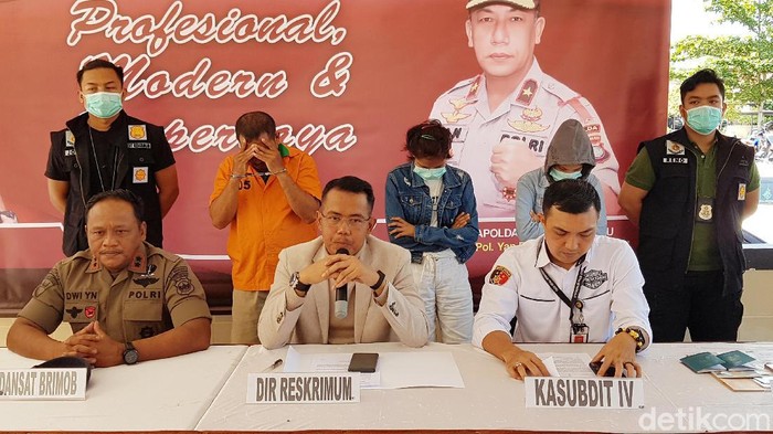 Direktur Reserse Kriminal Umum Polda Kepri Kombes Arie Dharmanto (tengah) dalam rilis kasus penculikan remaja.