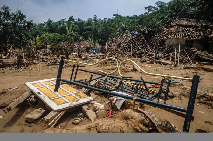 TUNGGU PENYALURAN DTH KORBAN BENCANA Seorang warga beraktifitas diantara puing-puing bangunan rusak pasca diterjang banjir bandang di Desa Pajagan, Lebak, Banten, Kamis (13/2/2020). BPBD Kabupaten Lebak saat ini masih memverifikasi jumlah rumah yang rusak akibat diterjang banjir bandang dan longsor hingga akhir Februari mendatang, untuk nantinya diberikan dana tunggu hunian (DTH) sebesar Rp500 ribu per rumah rusak. ANTARA FOTO/Muhammad Bagus Khoirunas/af/pd