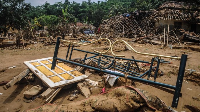 TUNGGU PENYALURAN DTH KORBAN BENCANA Seorang warga beraktifitas diantara puing-puing bangunan rusak pasca diterjang banjir bandang di Desa Pajagan, Lebak, Banten, Kamis (13/2/2020). BPBD Kabupaten Lebak saat ini masih memverifikasi jumlah rumah yang rusak akibat diterjang banjir bandang dan longsor hingga akhir Februari mendatang, untuk nantinya diberikan dana tunggu hunian (DTH) sebesar Rp500 ribu per rumah rusak. ANTARA FOTO/Muhammad Bagus Khoirunas/af/pd