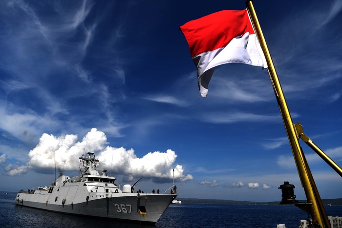 KRI Usman Harun Antar Peran Diplomasi ke Timor Leste Dansatgas Indonesia Maritime Envoy-19B Kolonel Laut (P) Himawan (tengah) bersama sejumlah perwira dan prajurit TNI AL awak KRI Usman Harun-359 berpose dengan latar KRI Usman Harun setibanya di Kupang, NTT.