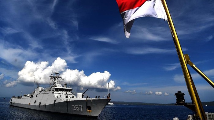 KRI Usman Harun Antar Peran Diplomasi ke Timor Leste Dansatgas Indonesia Maritime Envoy-19B Kolonel Laut (P) Himawan (tengah) bersama sejumlah perwira dan prajurit TNI AL awak KRI Usman Harun-359 berpose dengan latar KRI Usman Harun setibanya di Kupang, NTT.
