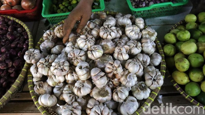 Sempat merangkak naik, harga bawang putih di pasar tradisional Kota Bandung, Jawa Barat berangsur menurun. Di Pasar Kosambi, harga bawang putih saat ini Rp 52-56 ribu. Harga itu, turun dibandingkan sepekan lalu yang tembus ke angka Rp 70 ribu.