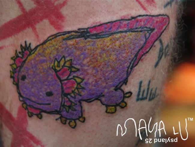 Dikatakan orangtua Maya Lu, mereka sebenarnya tidak berniat untuk menjadikan Maya seniman tato. Mereka hanya ingin membiarkan Maya bersenang-senang. Tidak bisa membandingkannya dengan kemampuan seniman tato profesional. Tapi membandingkan usia dan betapa cepat dan bersihnya dia mentato, itu sangat luar biasa, kata Lily Lu.Foto: Instagram @maya_lu_psyland_25
