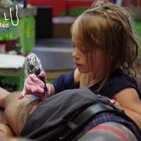 Maya Lu menjadi salah satu seniman tato di studio Psyland 25. Masih berusia sembilan tahun, ia adalah pentato termuda di dunia. Bakat tersebut menurun dari orangtuanya yang merupakan pemilik studio. Dikatakan Maya sudah memegang jarum tato sejak usia dua tahun.Foto: Instagram @maya_lu_psyland_25