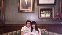 Makin romantis, mereka pernah memakai baju kembaran saat dinner di restoran mewah. Red wine pun melengkapi momen ini. Foto: Instagram @lucintaluna/@ashgreyz