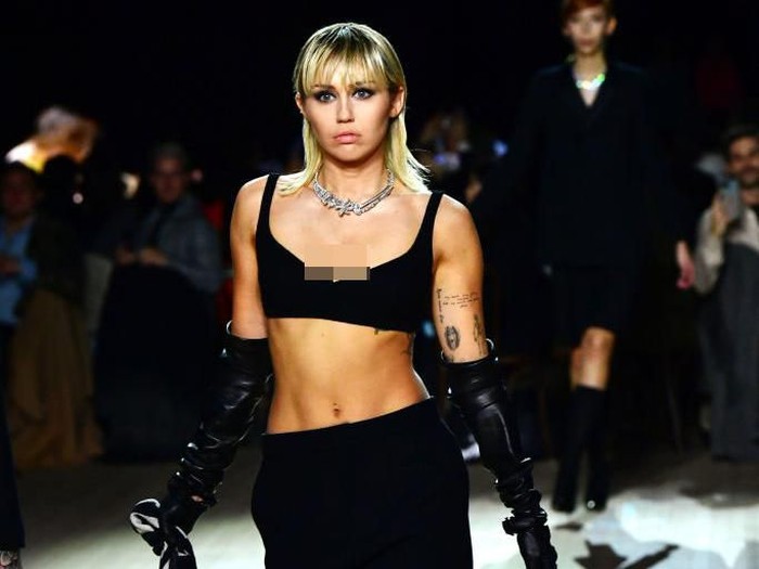 Miley Cyrus (R) walks the runway at the Marc Jacobs Fall 2020 runway show during New York Fashion Week on February 12, 2020 in New York City. (Photo by Jamie McCarthy/Getty Images for Marc Jacobs)