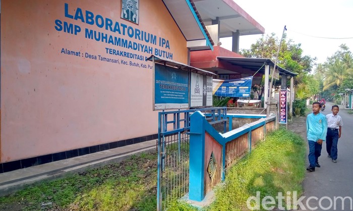 Suasana di Sekolah yang Video Penganiayaan Siswinya Viral Sebuah video penganiayaan siswi di sebuah SMP di Purworejo viral di masyarakat. Siswi itu diketahui ditendang dan dipukul oleh tiga orang siswa di dalam kelas.