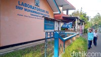 Sejumlah siswa melintas di samping bangunan sekolah SMP Muhammadiyah Butuh, Purworejo, Jawa Tengah, Kamis (13/2/2020).