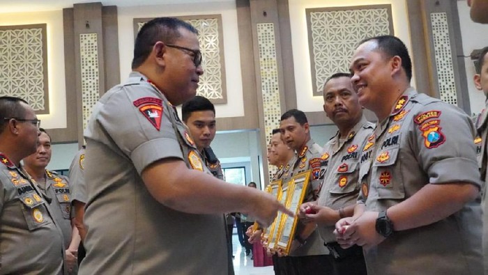 Kapolres Jombang AKBP Boby Paludin Tambunan mendapat pin emas dari Kapolri Jenderal Polisi Idham Azis. Pin emas diterima Boby karena menjadi pelopor perubahan pembangunan zona integritas di Polres Bangkalan.