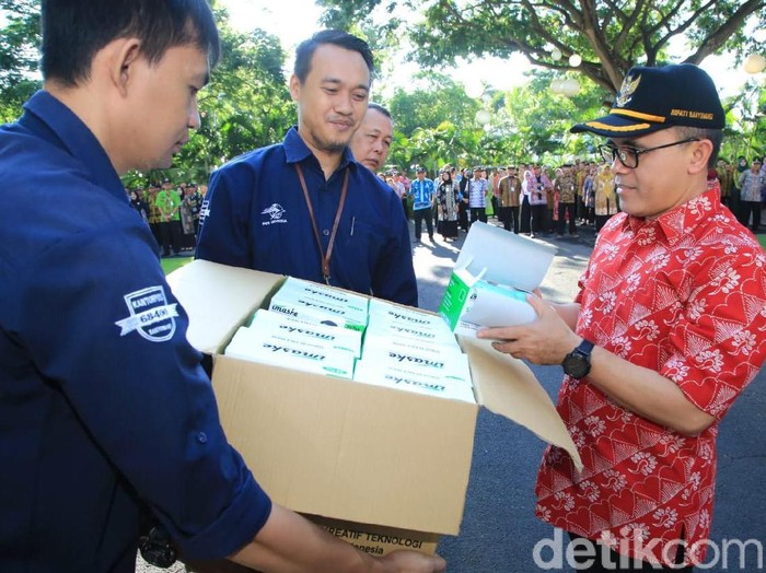 Pemkab Banyuwangi mengirim bantuan 20 ribu masker untuk Pekerja Migran Indonesia (PMI) asal Banyuwangi di Hong Kong. Bantuan masker untuk meminimalisir penularan Virus Corona.