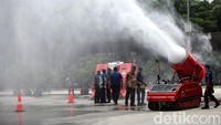 Robot itu berwarna merah dan berbentuk seperti tank kecil. Pada bagian depan, terlihat ada 1 capitan. Besar robot pemadam kebakaran berkisar 3x4 meter.