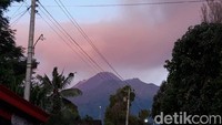 Balai Penyelidikan dan Pengembangan Teknologi Kebencanaan Geologi (BPPTKG) mengungkap tinggi kolom erupsi Gunung Merapi mencapai sekitar 2.000 meter atau 2 km.