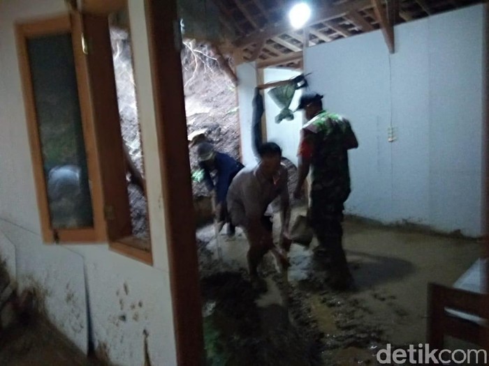 Longsor Timpa Rumah Warga Trenggalek