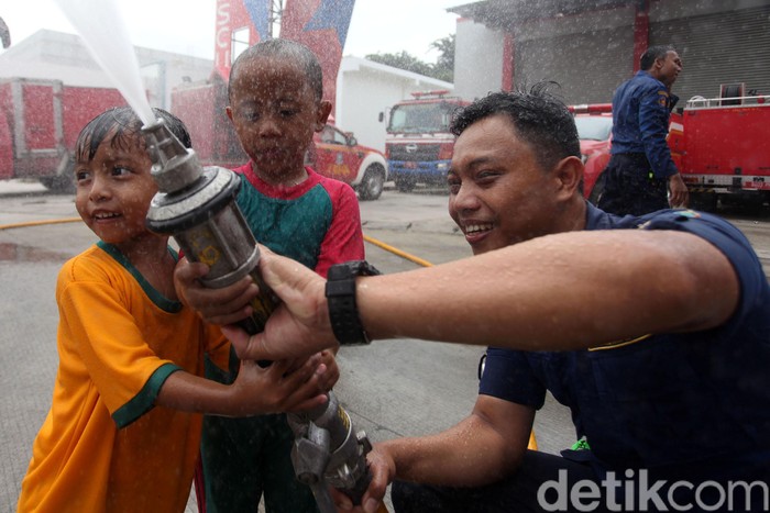 Seru Banget! Begini Hebohnya Anak-anak jadi Petugas Damkar Diperlukan keberanian untuk menjadi pemadam dengan profesi yang sangat berisiko. Nah, bagaimana jika tugas tersebut diambil alih oleh sejumlah anak-anak?