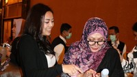 Mbak Tutut tampak sedang berbincang dengan calon mantunya, Raiyah. Dok. Ist