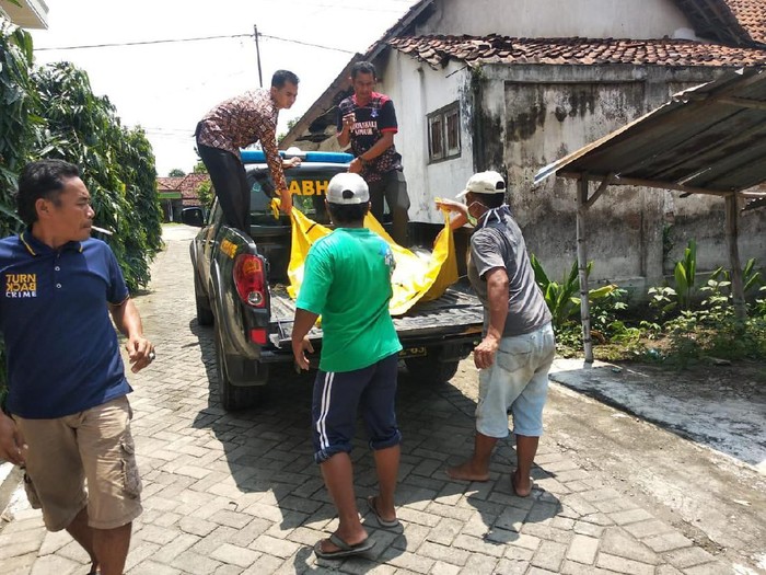 Suyono (35) yang mengidap gangguang jiwa menguburkan sendiri mayat pamannya, Wakib (80) di kebun belakang rumah. Aksi penguburan itu akhirnya diketahui warga yang curiga karena Wakib menghilang beberapa hari.