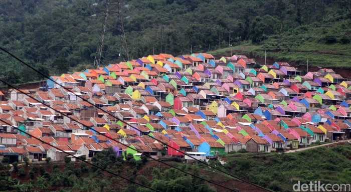 Deretan rumah subsidi di Kampung Geulis, Kecamatan Cimanggung, Sumedang, Jabar. Pemerintah menambah anggaran program Fasilitas Likuiditas Pembiayaan Perumahan.