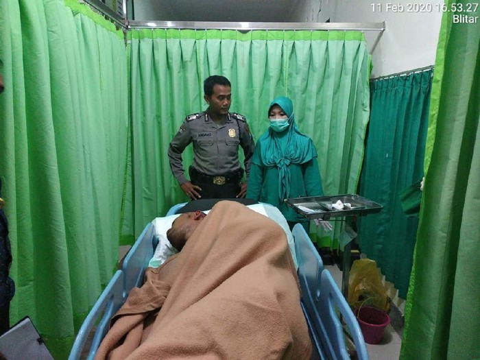 Hanya karena masalah kamar mandi, seorang pria di Blitar tega membacok tetangganya. Aksi penganiayaan diduga karena pelaku sudah lama memendam sakit hati pada korban.