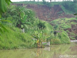 Pinggir Tol Cipularang Longsor, Kendaraan Masih Aman Melintas
