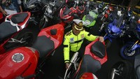 Kasat Lantas Polresta Bandar Lampung Kompol Reza Khomaini menunjukkan knalpot racing dari sepeda motor yang terjaring razia di Bandar Lampung, Lampung, Kamis (13/2/2020). Satuan lalu lintas Polresta Bandar Lampung berhasil mengamankan sebanyak 253 motor dan 4 mobil yang menggunakan knalpot racing. Antara Foto/Ardiansyah.