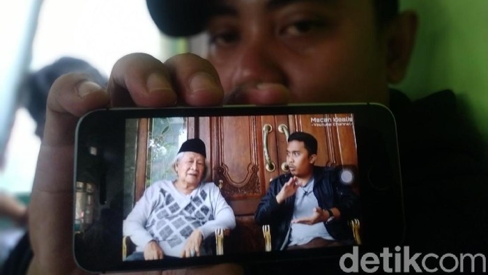 Warga Ciamis memperlihatkan cuplikan video Ridwan Saidi dalam sebuah chanel youtube