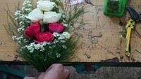 Pedagang merangkai bunga mawar daganganya di kawasan Pusat Bunga Kota Baru, Yogyakarta, Kamis (13/2/2020). Pedagang mengaku jelang valentine, harga bunga mawar mengalami kenaikan. ANTARA FOTO/Andreas Fitri Atmoko.