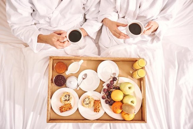 Mau Sarapan Romantis Breakfast in Bed? Ini Tipsnya