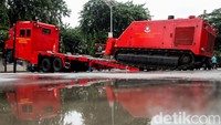 Pantauan detikcom di kantor PKP DKI Jakarta, Gambir, Jakarta Pusat (Jakpus), Kamis (13/2/2020), robot pemadam kebakaran ini ditaruh di atas truk. Ketika diperagakan, robot ini diturunkan.