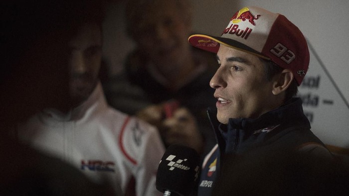 VALENCIA, SPAIN - NOVEMBER 19: Marc Marquez of Spain and Repsol Honda Team  speaks with journalists during the pre-season MotoGP Tests in Valencia at Ricardo Tormo Circuit on November 19, 2019 in Valencia, Spain. (Photo by Mirco Lazzari gp/Getty Images)