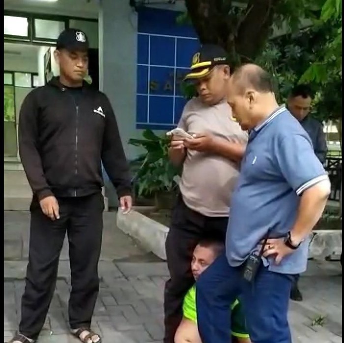 Sukiyat, pria yang diduga akan mencuri motor di kampus Universitas Negeri Surabaya nyaris menjadi bulan-bulanan mahasiswa. Beruntung, aksi main hakim sendiri itu dapat dicegah sekuriti kampus.