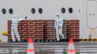 Kato mengatakan, otoritas kini akan memindahkan warga lanjut usia dari kapal tersebut jika hasil tes mereka negatif. Mereka akan ditempatkan di sebuah penginapan yang ditunjuk pemerintah. Getty Images/Carl Court.