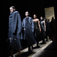 Para model memeragakan koleksi Fall 2020 rancangan Michael Kors yang didominasi palet gelap. (Foto: Jamie McCarthy/Getty Images for Michael Kors)