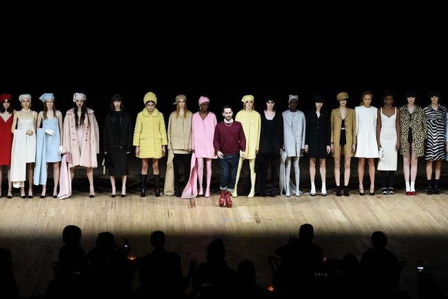 Marc Jacobs menjadi desainer yang menutup New York Fashion Week 2020. Desainer 56 tahun itu menampilkan koleksi yang terinspirasi era 60-an. Foto: Getty Images